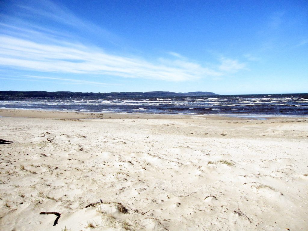 Sandstrand och brusande hav!