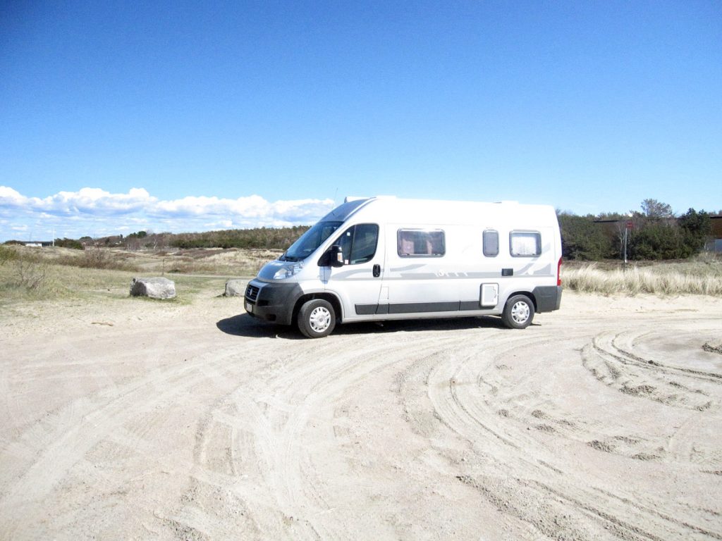 Sloop solar på stranden i Skummeslöv