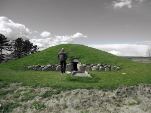 Gravhögen vid Örenäs är en av Skånes bäst bevarade gånggrifter. Uppfördes ca. 3600-3200 f.Kr