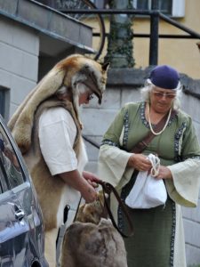 Klädseln som gäller under medeltidsveckan i Visby